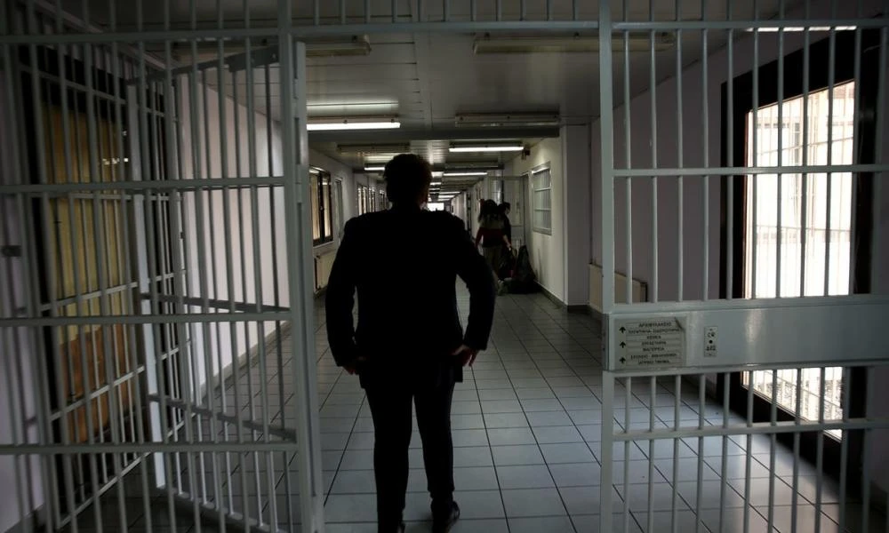 Συναγερμός στο Α.Τ Αιγίου: Κρατούμενος σε αμόκ επιτέθηκε σε αστυνομικό